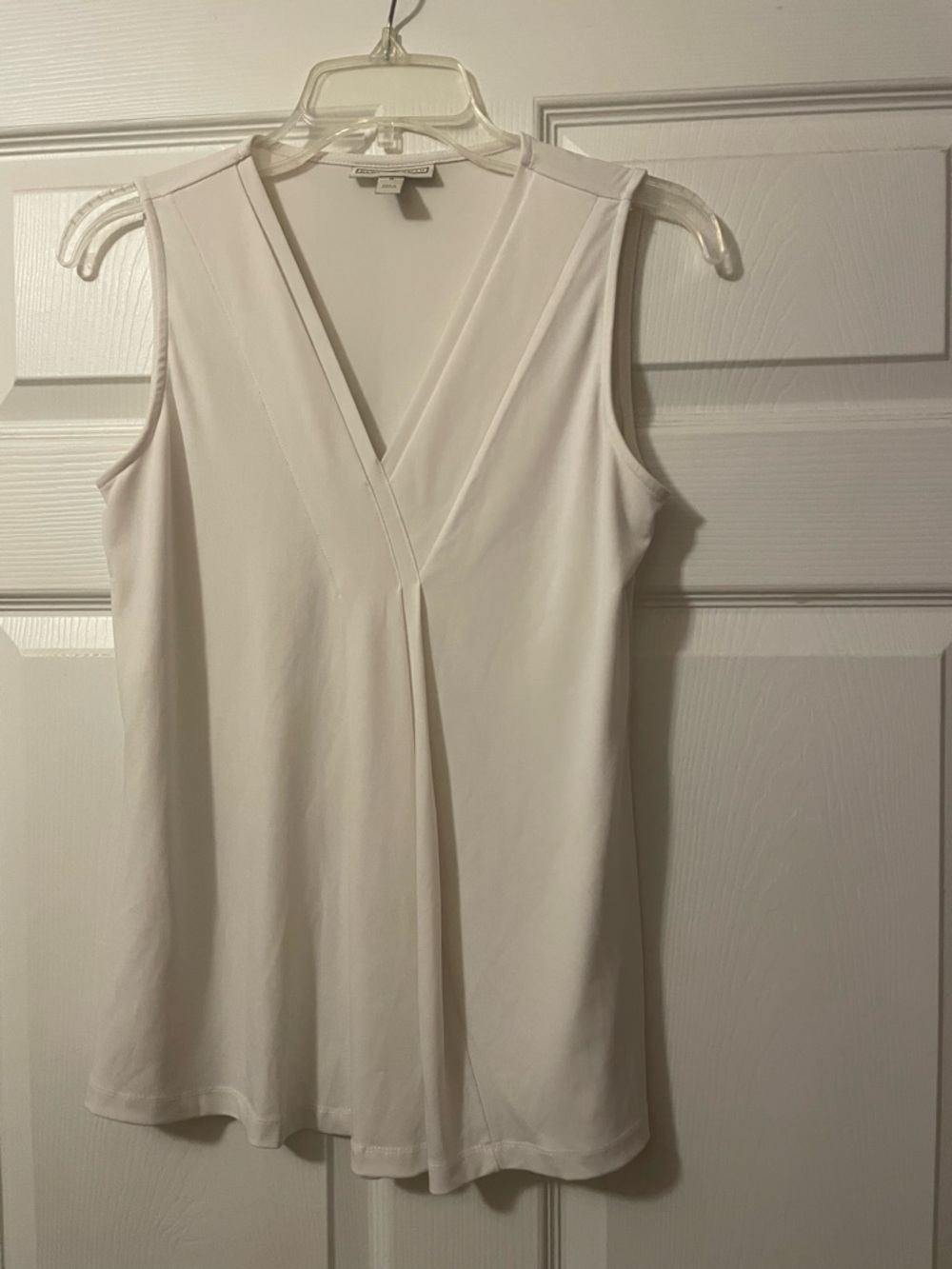 Dana Buchman White V-Neck Sleeveless Camisole